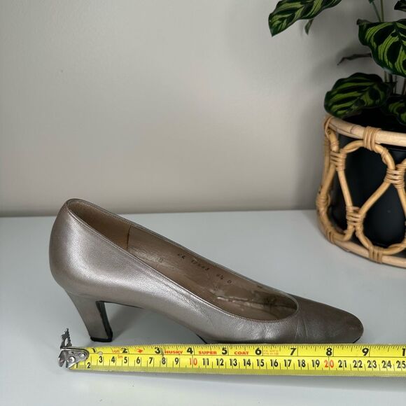 Vintage Stuart Weitzman Pewter Champaign Beige Leather Pumps 3” Heel- Size 8.5 - Picture 14 of 15